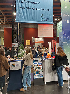 Photo représentant les fiches métiers dans un présentoir au salon de l'étudiant du 26 janvier 2026 