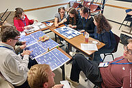 photo d'étudiants autour d'outils ludopédagogiques