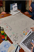 photo d'étudiants autour d'outils ludopédagogiques