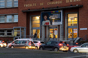 Façade du département d'odontologie, avec la bache de la taxe d'apprentissage 2024