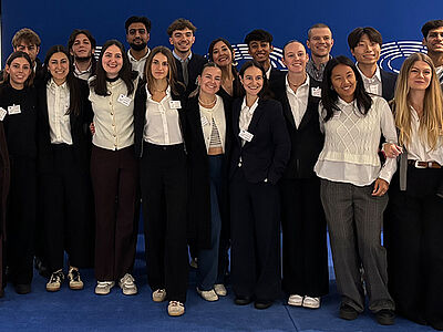 Photo de groupe au des étudiants du Master Mundus GOALS au Parlement européen 