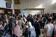 Image du hall d'entrée du département de Pharmacie avec les stands pour les rencontres de l’industrie pharmaceutique