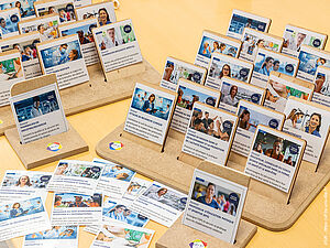 Photo représentant un jeu pédagogique de carte et fiches métier