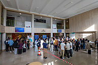 Image du hall d'entrée du département de Pharmacie avec les stands pour les rencontres de l’industrie pharmaceutique