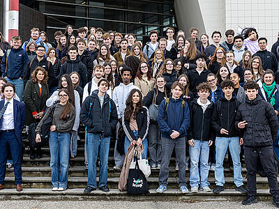 Photo de groupe des 80 lycéens en immersion