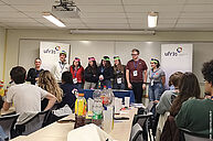 photo des étudiants autour d’un repas et d’animations