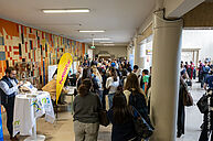 Image du hall d'entrée du département de Pharmacie avec les stands pour les rencontres de l’industrie pharmaceutique