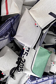 Image de trousses réalisées à partir des baches recyclées