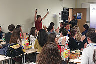 photo des étudiants autour d’un repas et d’animations
