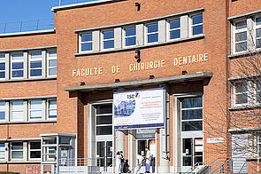 Façade du département d'odontologie, avec la bache des 150 ans