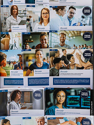 Photo représentant un patchwork de fiches métiers dans un présentoir