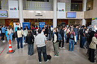Image du hall d'entrée du département de Pharmacie avec les stands pour les rencontres de l’industrie pharmaceutique