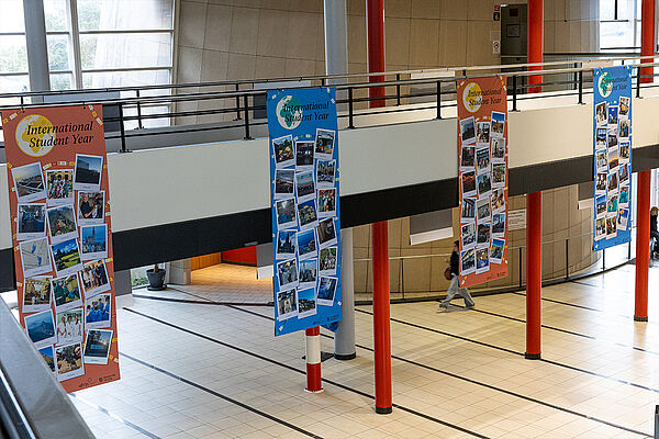 Photo du hall du département de médecine avec l'exposition photo