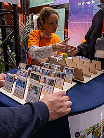 Photo représentant l'utilisation d'un jeu pédagogique de carte et fiches métier lors du salon de l'étudiant 2026