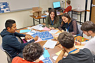 photo d'étudiants autour d'outils ludopédagogiques