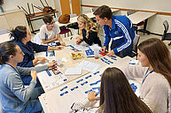 photo d'étudiants autour d'outils ludopédagogiques