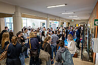 Image du hall d'entrée du département de Pharmacie avec les stands pour les rencontres de l’industrie pharmaceutique