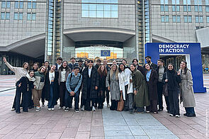 Photo de groupe des étudiants du Master GOALS devant Parlement Européen