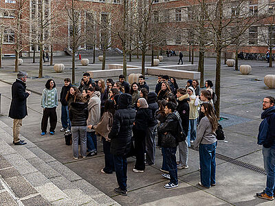 Étudiants devant le Pôle Recherche du Départment de Médecine