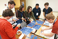 photo d'étudiants autour d'outils ludopédagogiques