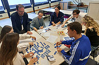 photo d'étudiants autour d'outils ludopédagogiques