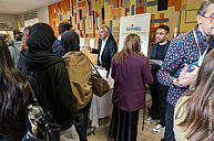 Image du hall d'entrée du département de Pharmacie avec les stands pour les rencontres de l’industrie pharmaceutique