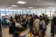 Photo d'illustration : stands du Forum d'Ilis