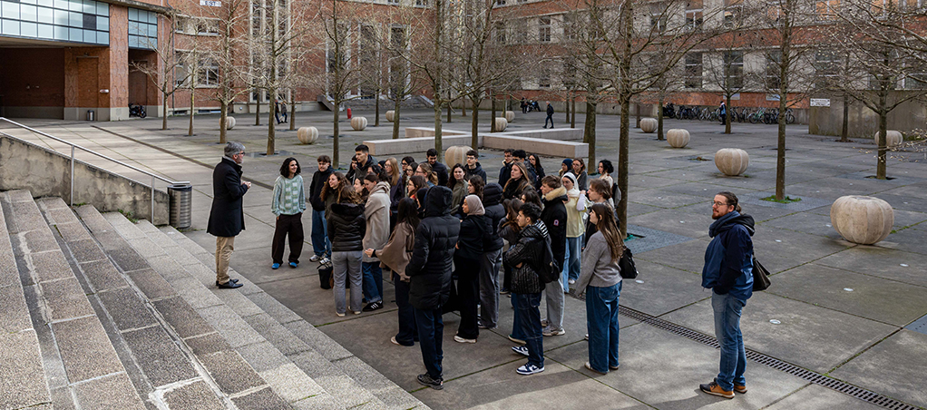 Étudiants devant le Pôle Recherche du Départment de Médecine
