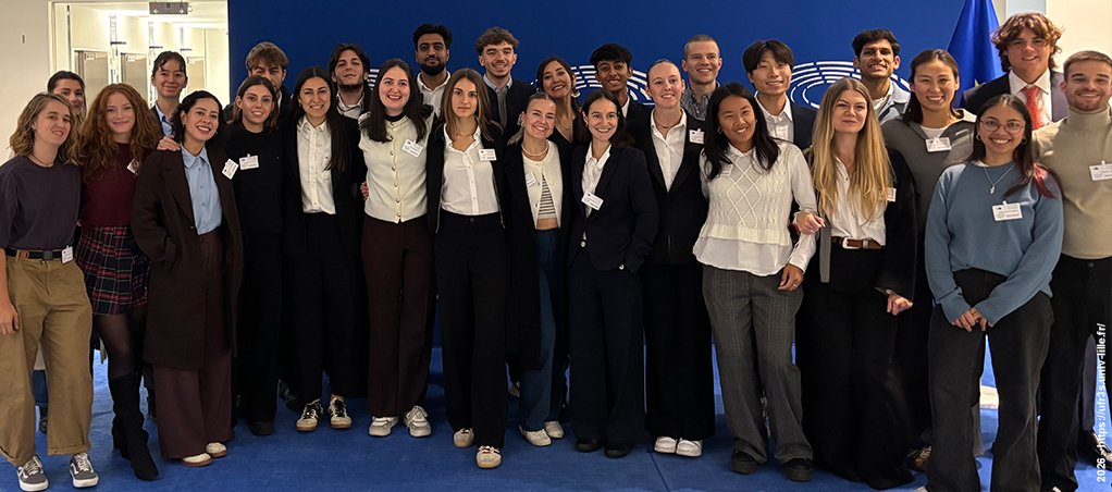 Photo de groupe au des étudiants du Master Mundus GOALS au Parlement européen 